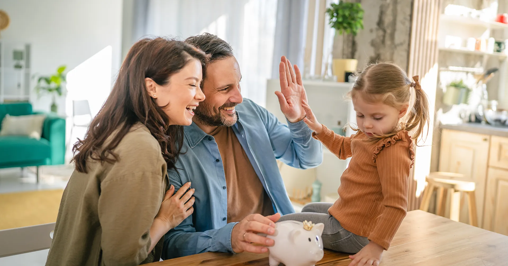 Een kind zit op tafel en telt met haar ouders het muntgeld uit haar spaarvarken