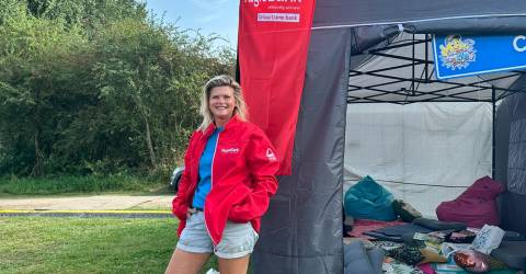 Cindy voor de RegioBank Beachvlag