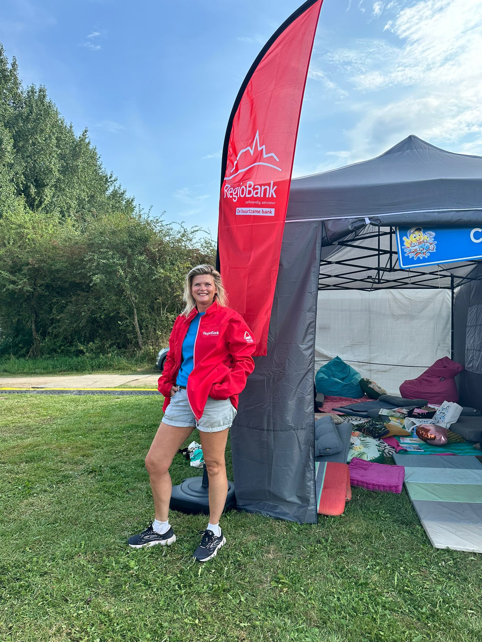 Cindy voor de RegioBank Beachvlag